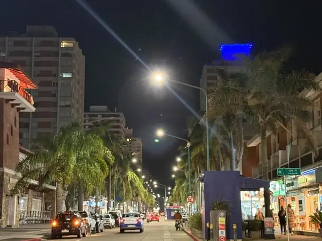 La avenida Gorlero de noche, frente al hotel