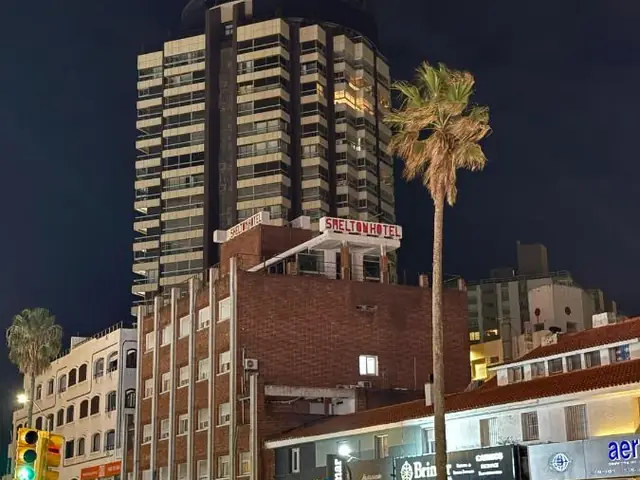 La esquina del Hotel Shelton de noche, sobre la avenida Gorlero