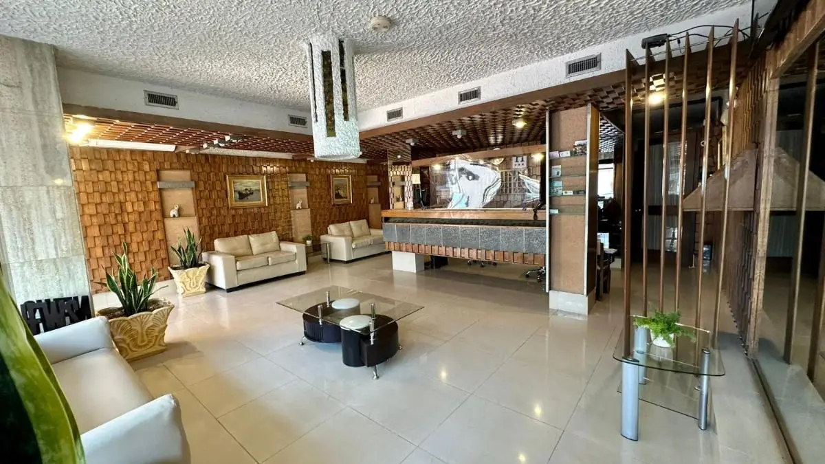 Lobby del Hotel Shelton, con sillones y el mostrador de la recepción