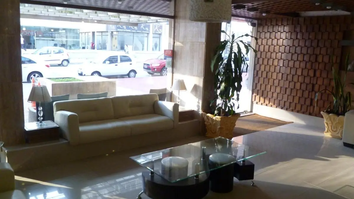 Sala de estar del Hotel Shelton, con ventanal a la calle